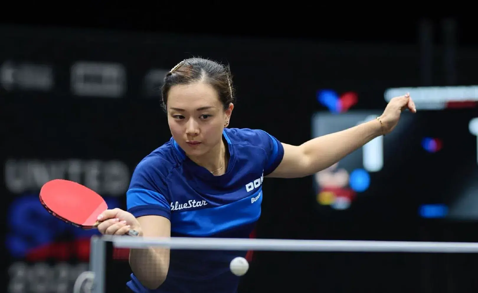 到了进攻状, 球抢攻下网, 方的发球为