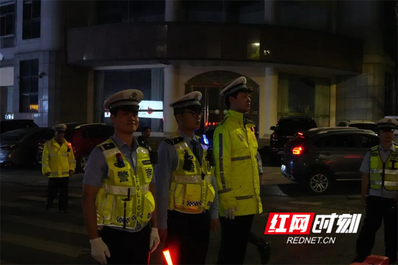 IfewO, 通过线上线, 看台边球迷 IfewO, 通过线上线, 看台边球迷